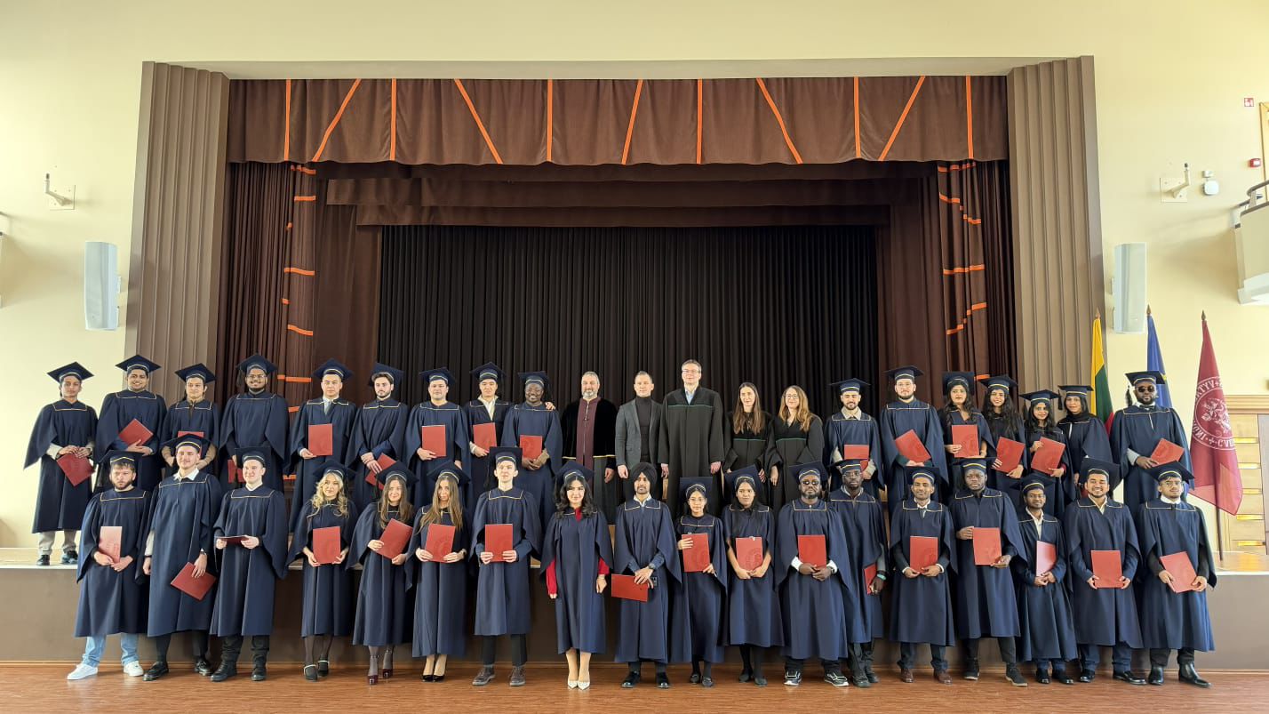 Full graduation class at Vytautas Magnus University with faculty